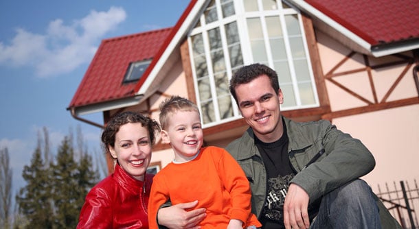 familie vor fertighaus